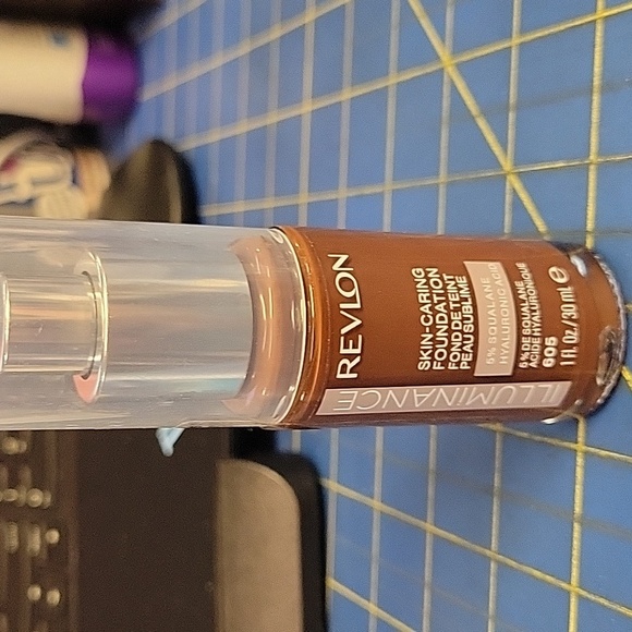Revlon Skin-Caring Foundation - Shade 30ml Bottle New 605 Rich Mahogany - Picture 1 of 2